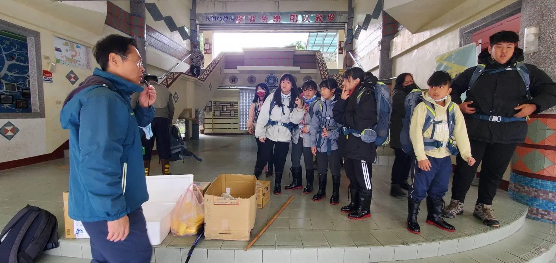 正安禮儀公司於新竹縣尖石鄉新樂國民小學發放雨鞋與禦寒外套
