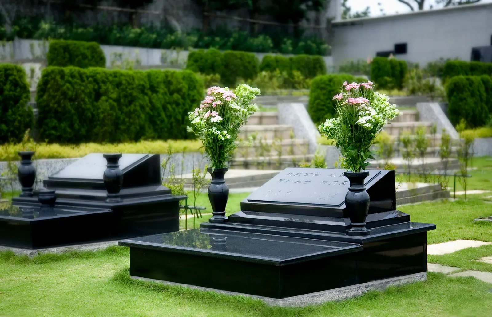 台灣的喪葬文化目前的的選擇有：土葬、塔葬、樹葬、海葬、花葬等多元環保葬…等選擇